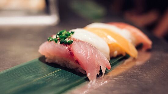 Los platos de pescado fresco son un depósito de proteínas y ácidos grasos en la dieta japonesa. 