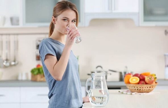 Bebe agua antes de comer para adelgazar con una dieta perezosa