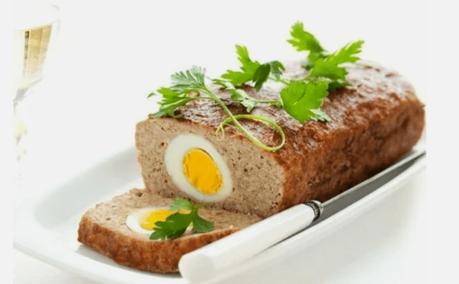 Un rollo de carne con un huevo en una dieta Ducan